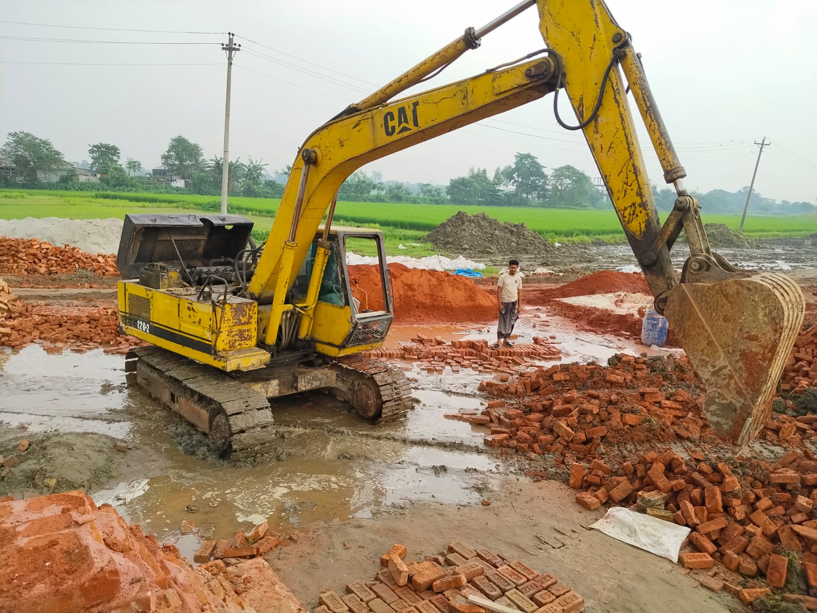 অবৈধ ইটভাটা গুঁড়িয়ে দিল ধামরাই উপজেলা প্রশাসন