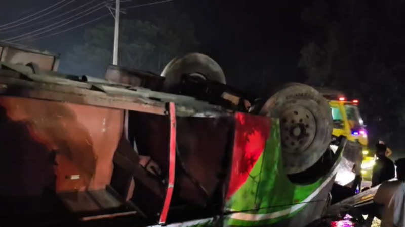 কুমিল্লায় নিয়ন্ত্রণ হারিয়ে মহাসড়কে উল্টে গেল বাস, আহত ১০