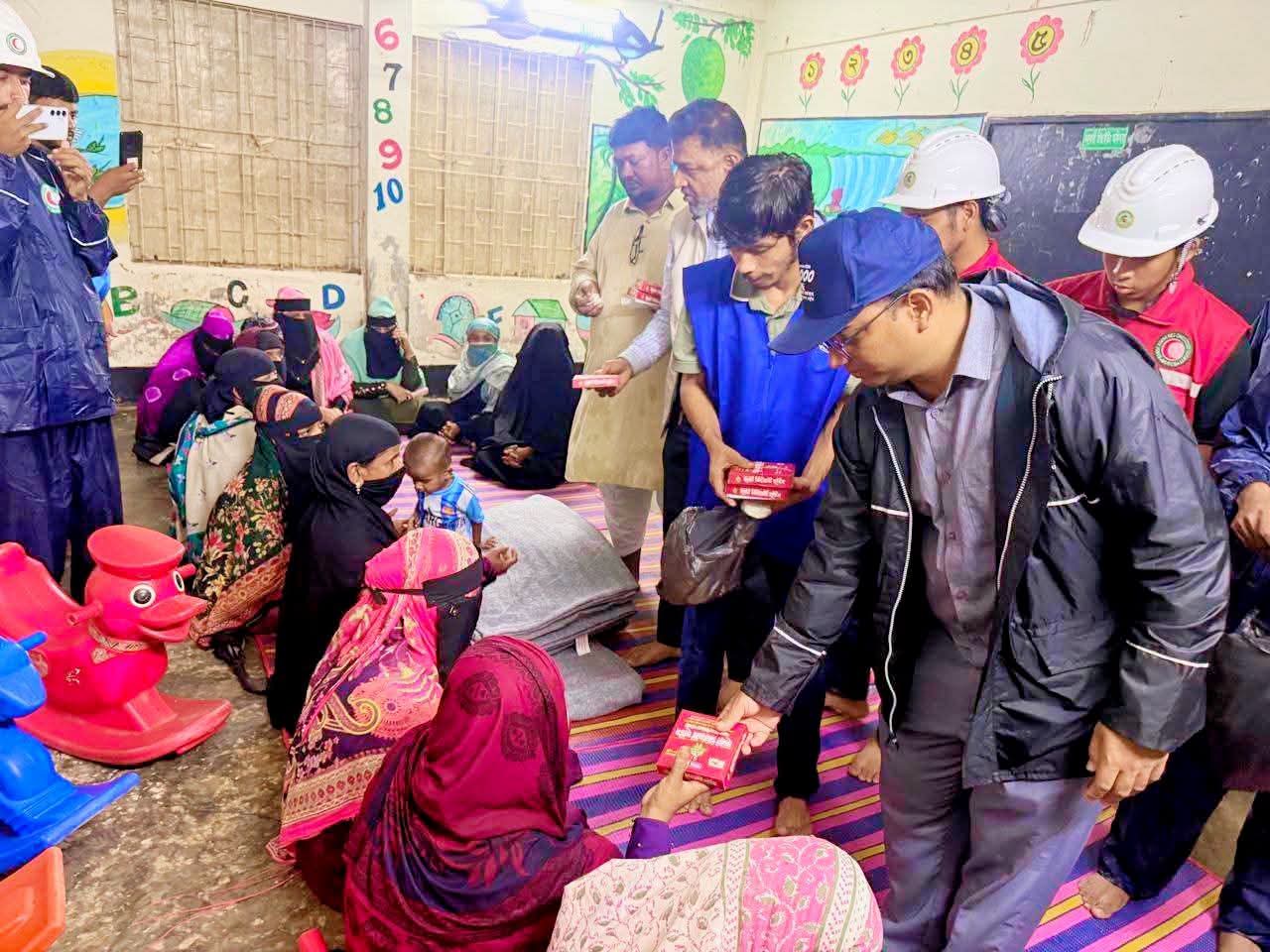 রাঙ্গুনিয়ায় টানা বৃষ্টিতে ক্ষতিগ্রস্তদের পাশে ইউএনও মো. নাজমুল হাসান