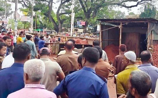 গাইবান্ধা রেলওয়ে স্টেশনে রহস্যজনক অবৈধ স্থাপনা উচ্ছেদ অভিযান