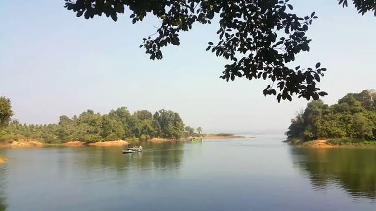 ঝড়ে নৌকাডুবি, ‎নিজের জীবন দিয়ে ছেলেকে বাঁচালেন বাবা