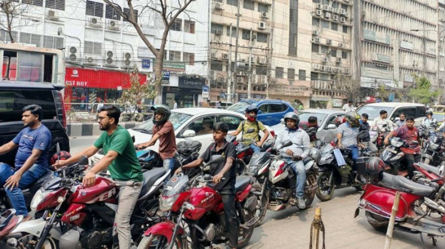 জ্বালানি সংকটে পাম্পে হাহাকার, ভিআইপি প্রথা নিয়ে ক্ষোভ