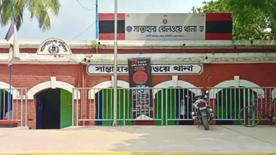 চলন্ত ট্রেনে ধর্ষণের অভিযোগ, এবার ৪ পুলিশ প্রত্যাহার
