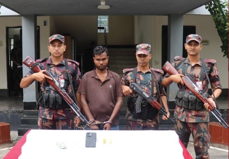 পয়তাল্লিশ লক্ষ টাকার ২টি স্বর্ণের বারসহ এক যুবককে আটক করেছে বিজিবি