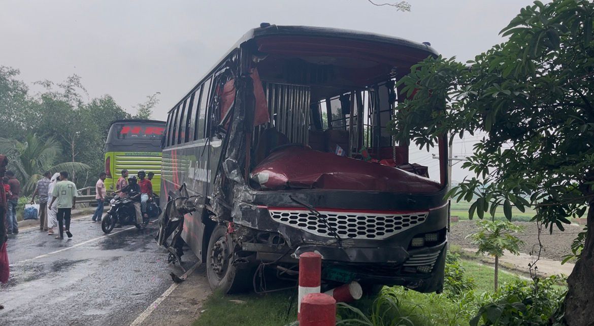 ধামরাইয়ে দুই বাসের মুখোমুখি সংঘর্ষে আহত ২৫