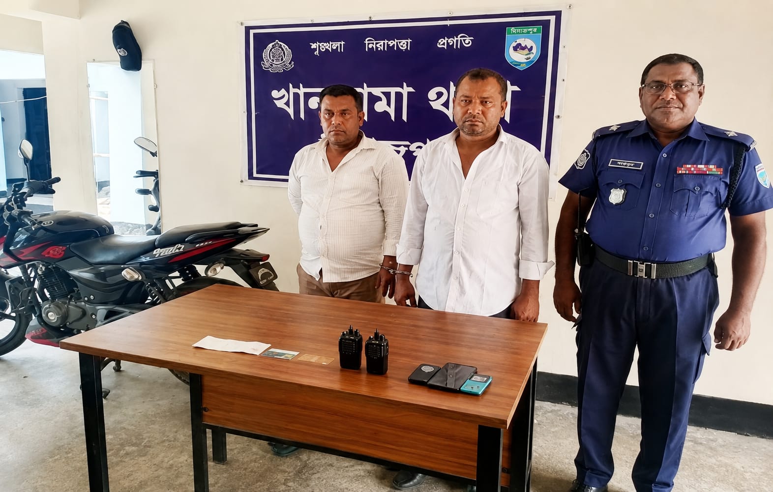 খানসামায় ভুয়া ডিবি পুলিশ পরিচয়ে প্রতারণা, আটক ২