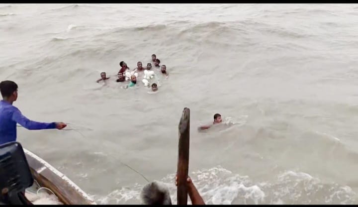 কুয়াকাটায় ঝড়ের কবলে ট্রলার ডুবি: ২ জেলে নিখোঁজ, অলৌকিকভাবে বাঁচলেন ১২ জন