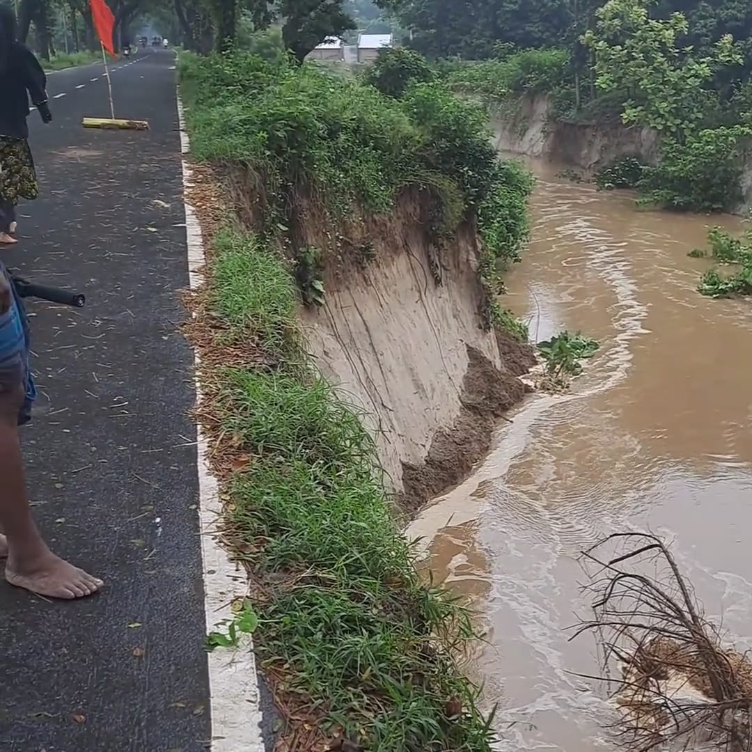 ২ কিলোমিটার যান চলাচল বন্ধ, অবৈধ বালু উত্তোলনের অভিযোগে ধসের মুখে কোটি টাকার দামুড়হুদা-মুজিবনগর সড়ক