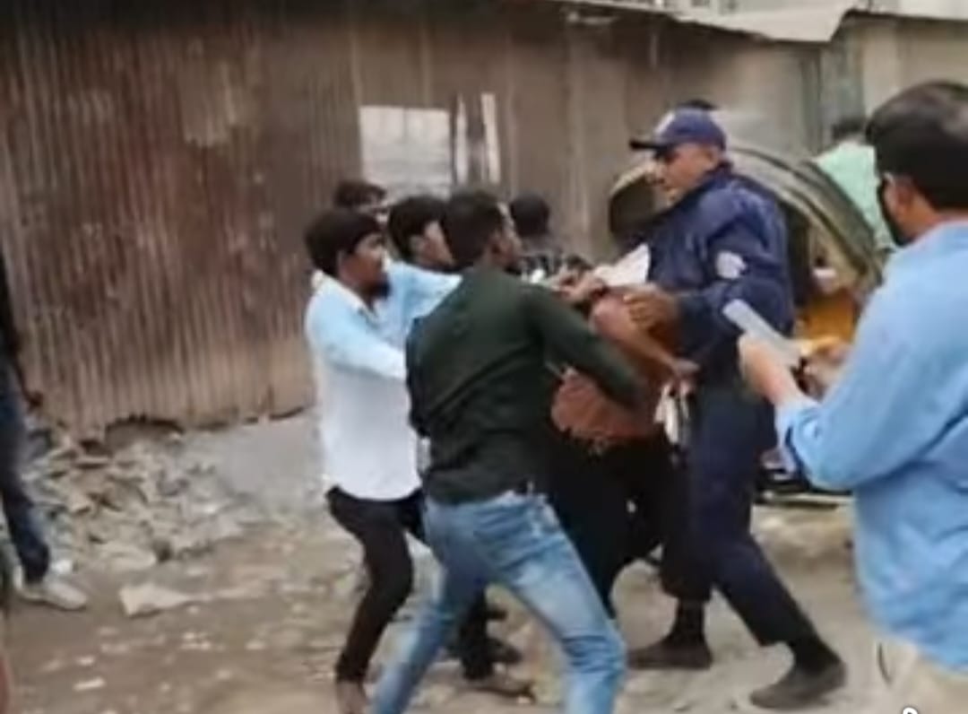 নারায়ণগঞ্জে পুলিশের ওপর হামলা