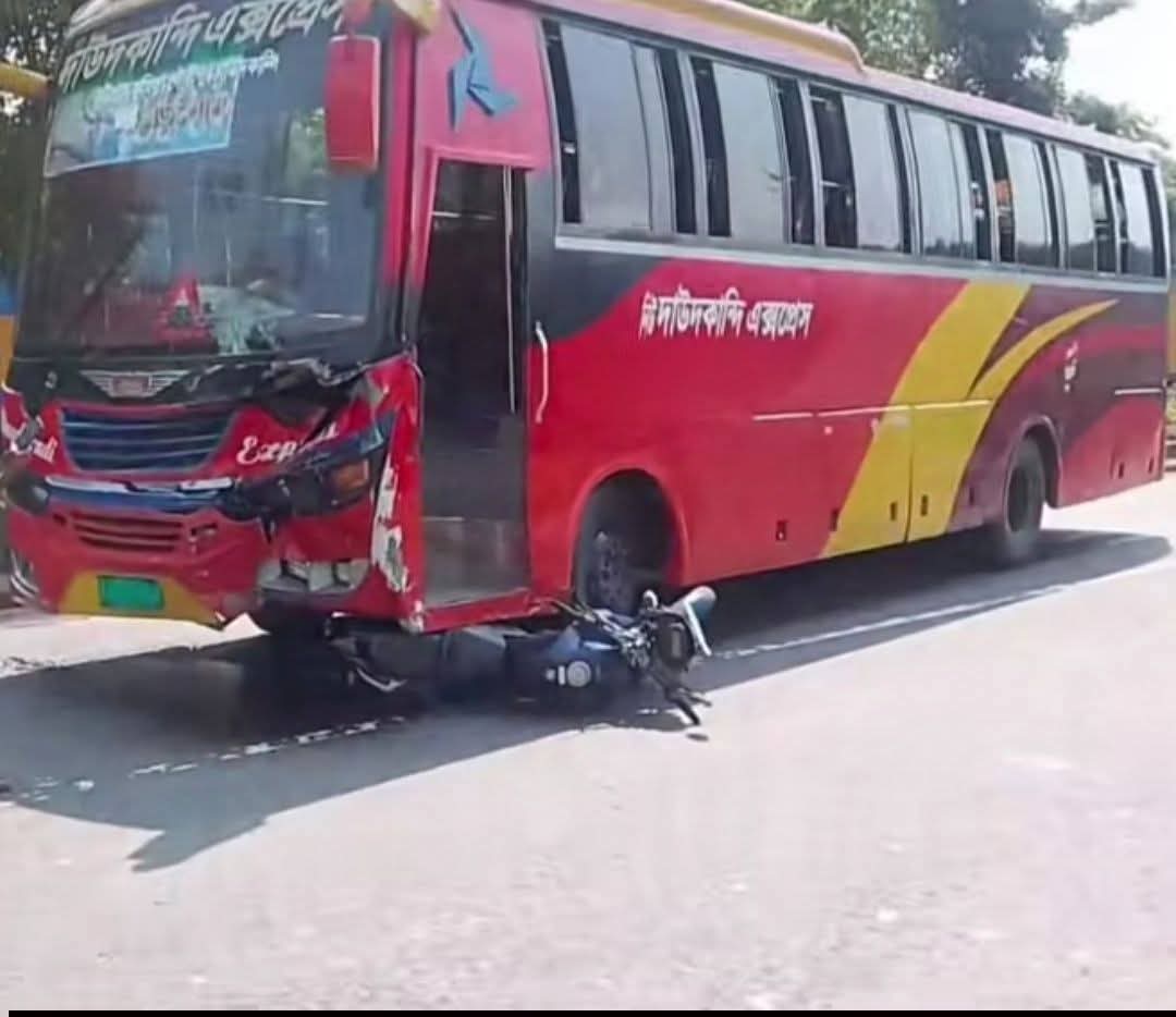 ফেনীতে বোনের বাড়ি থেকে ফেরার পথে বাসচাপায় প্রাণ গেল বাবা-ছেলের