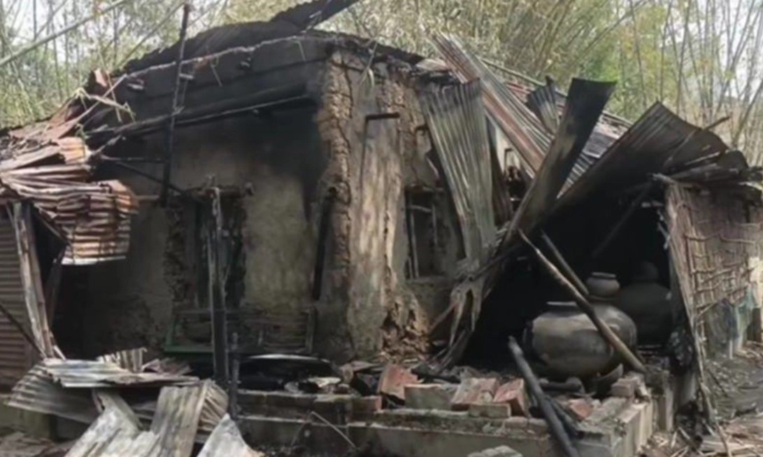 আত্মগোপনে থাকা নেতার বাড়িতে আগুন