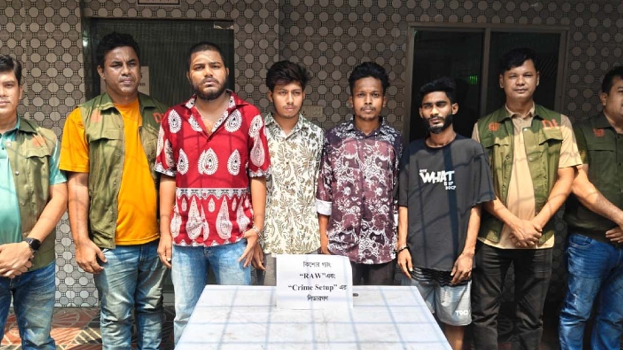 কুমিল্লায় কিশোর গ্যাংবিরোধী অভিযানে ‘RAW’ ও ‘Crime Setup’-এর ৪ সদস্য গ্রেপ্তার