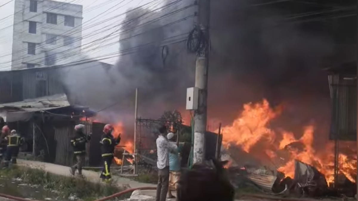 নারায়ণগঞ্জে আগুনে পুড়ল ঝুটের গোডাউন, ক্ষতি ৪০ লাখ টাকা