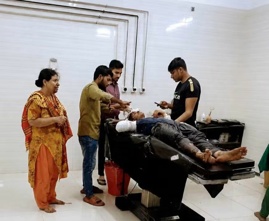 প্রেমিকার ডান হাত কুপিয়ে কবজির ওপর থেকে বিচ্ছিন্ন করেছে প্রেমিক, বাবা মা আহত