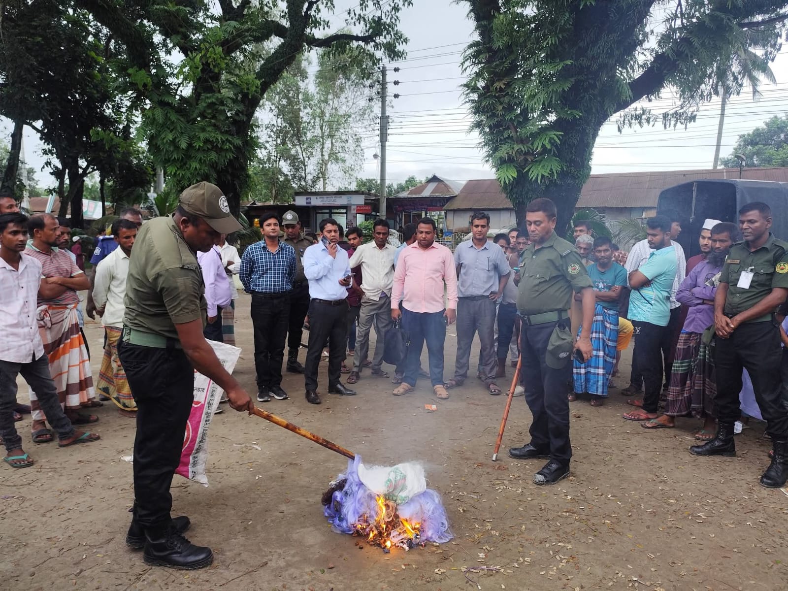 কালীগঞ্জে অবৈধ চায়না দুয়ারী জাল ধ্বংস, দুই রেস্টুরেন্টকে জরিমানা