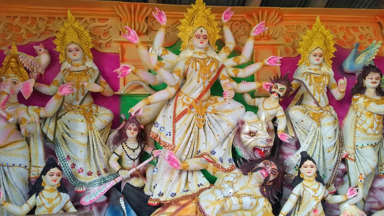 ৩৫ হাজার মুক্তার কারুকাজে দুর্গাপ্রতিমা, সাতক্ষীরায় বাড়ছে দর্শনার্থী
