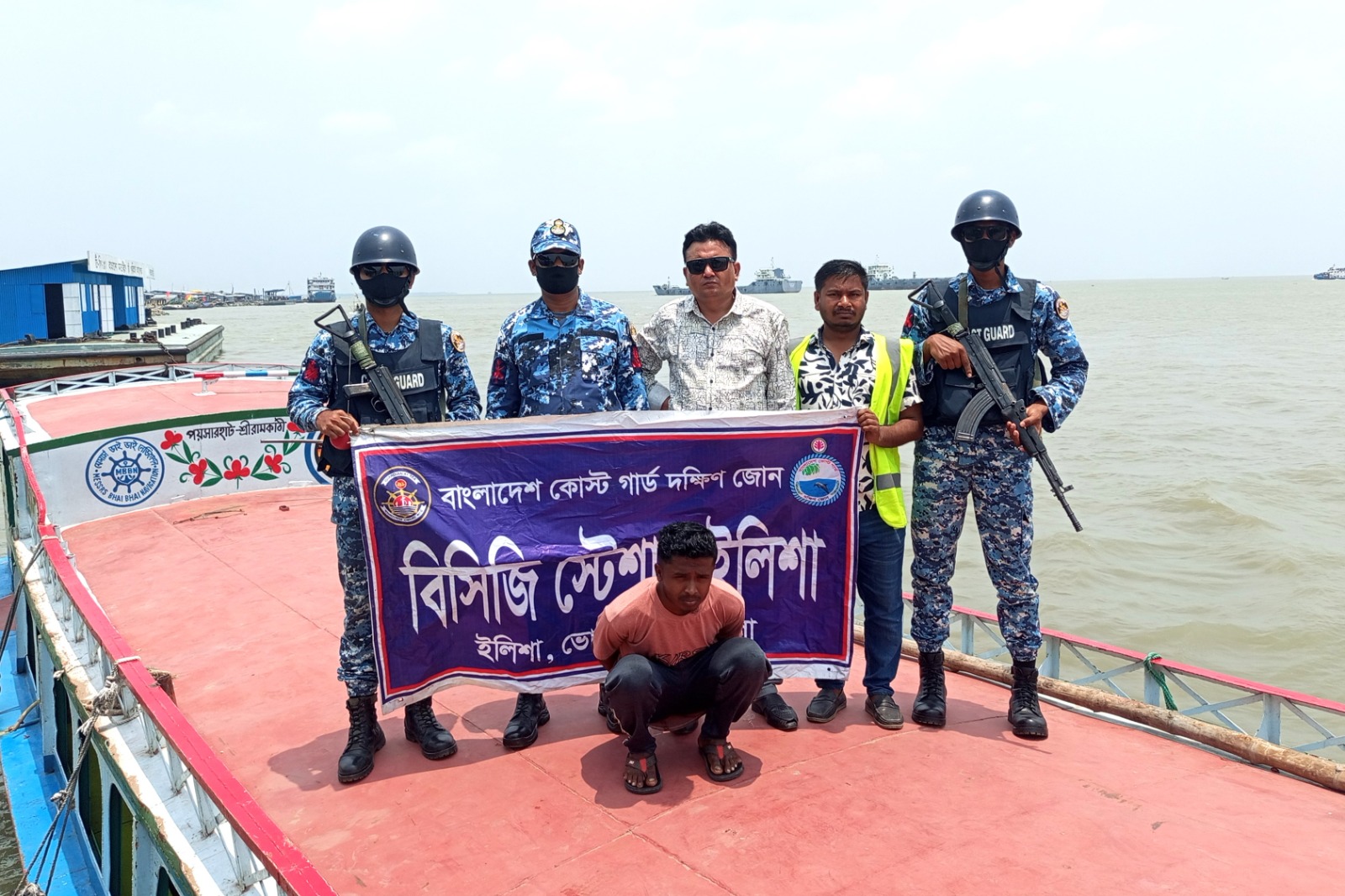 ভোলায় অবৈধভাবে যাএী পরিবহনকালে একটি স্টিল বডি ট্রলারসহ আটক-১