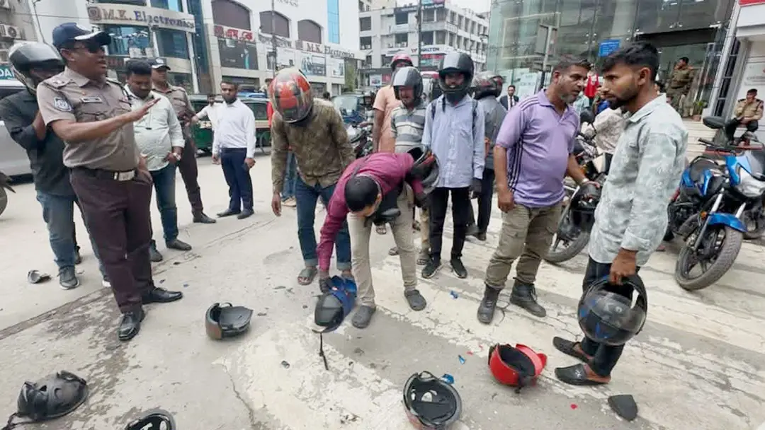 গুলশানে ব্যতিক্রমী ট্রাফিক অভিযান: প্লাস্টিক হেলমেট দেখলেই পুলিশ ভাঙছে