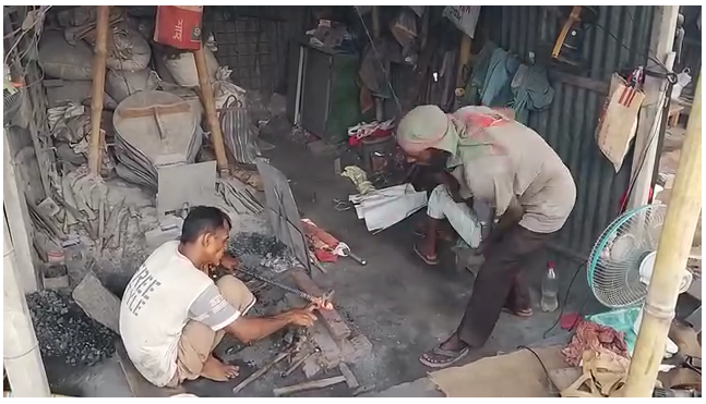 ফরিদপুরে বেচাকেনা কম থাকায় হতাশায় কাটছে কামারদের