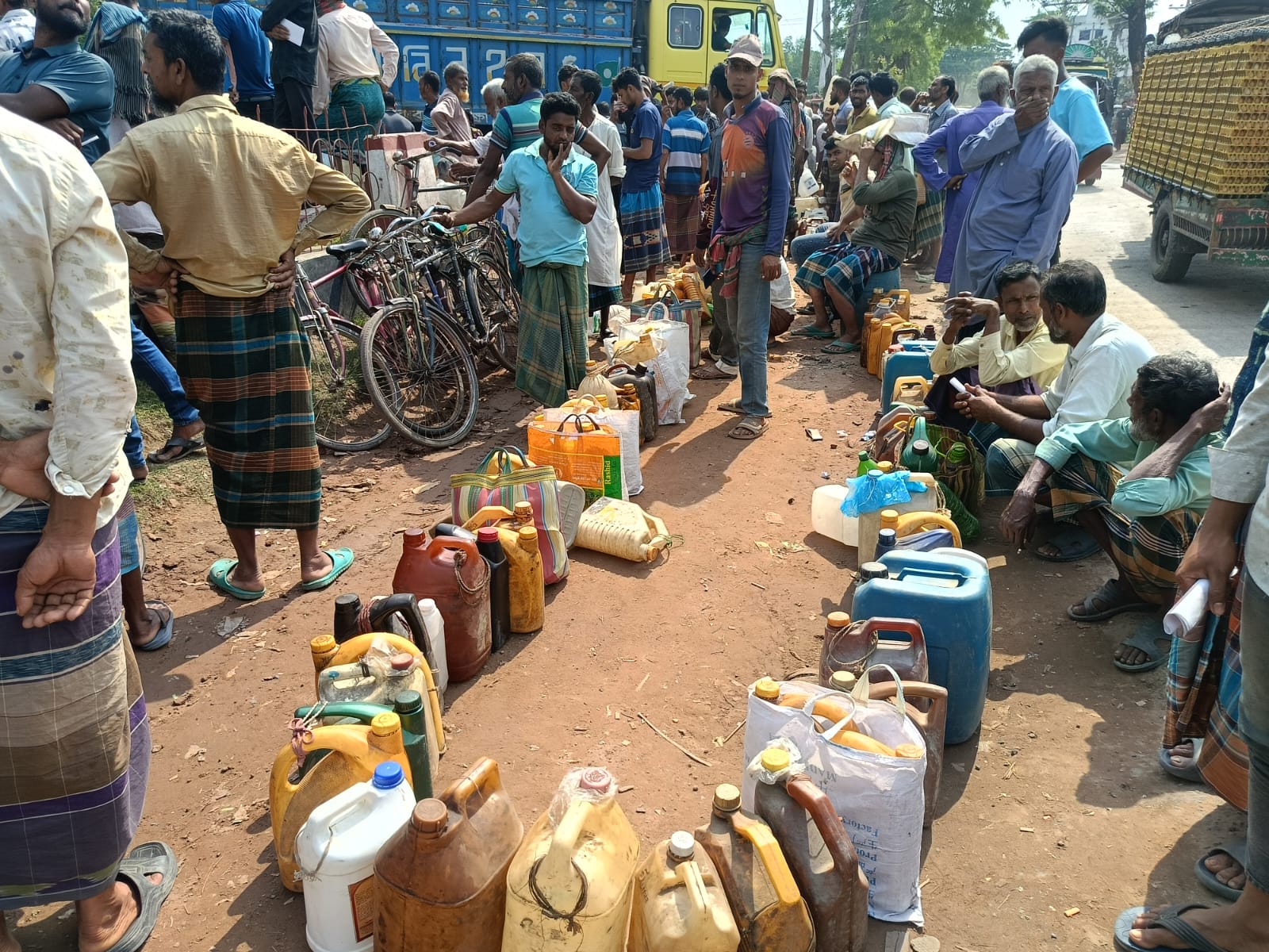 চুয়াডাঙ্গায় পাম্পগুলোতে তেল নিতে বাইকারদের উপচে পড়া ভিড় কমলেও বেড়েছে কৃষকের সংখ্যা