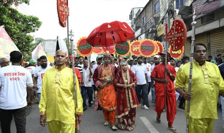 ইতিহাস-ঐতিহ্যের রঙে রাঙল পুরান ঢাকা, হাজারো মানুষের বর্ণিল শোভাযাত্রা