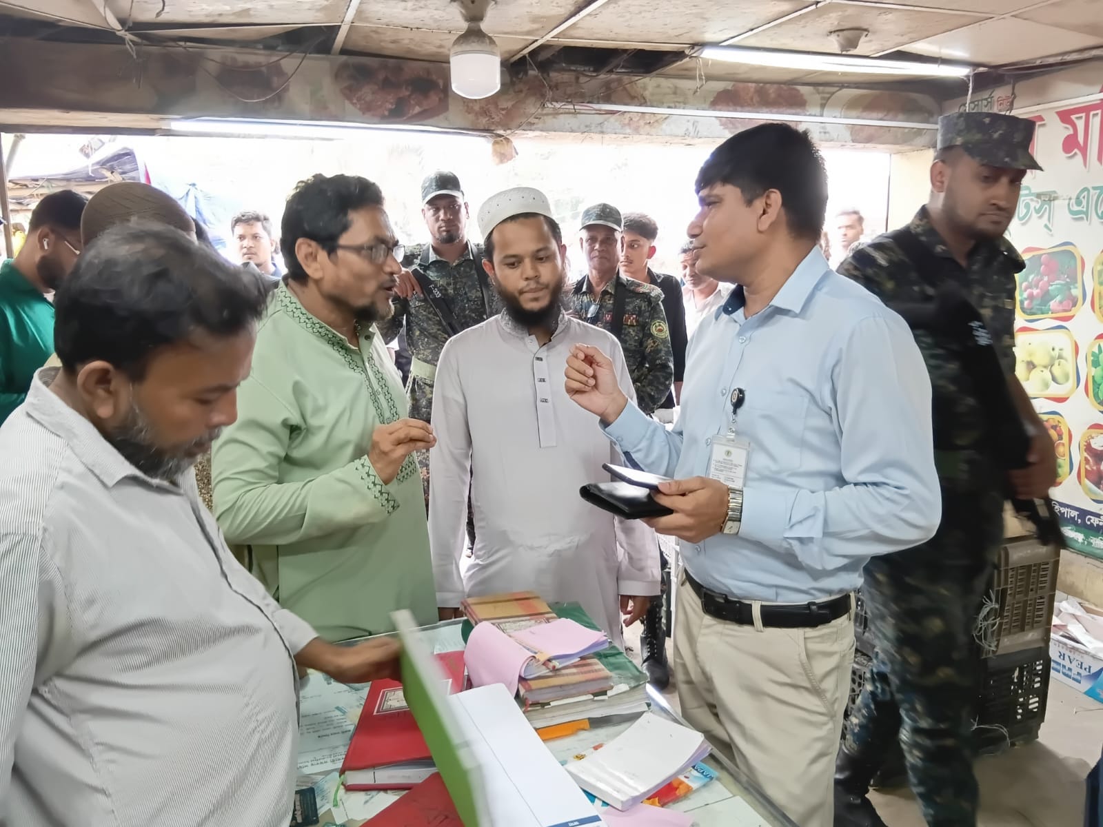 ফেনীতে ভোক্তা অধিকার অধিদপ্তরের অভিযান,  ৩ ফল ব্যবসায়ীকে ১৫ হাজার টাকা জরিমানা