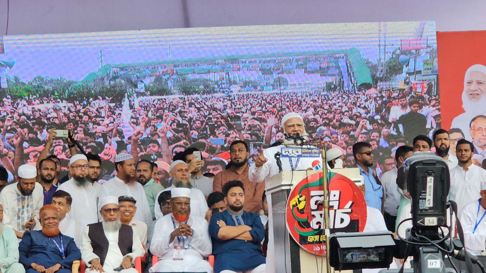 ‘ফ্যাসিবাদের পদধ্বনি শুনছি’: ফেনীতে ডা. শফিকুর