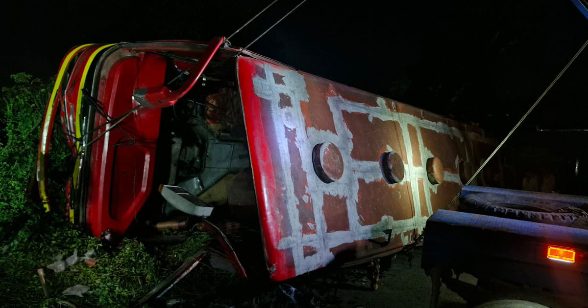 ফেনীতে বাস উল্টে কাস্টমস কর্মকর্তার মৃত্যু, আহত ১০