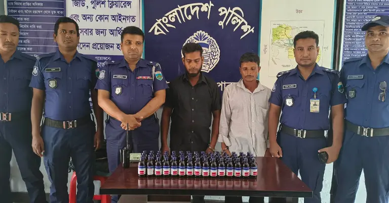 পাবনায় পুলিশের অভিযানে ৬০ বোতল ফেনসিডিলসহ ২ মাদককারবারি আটক