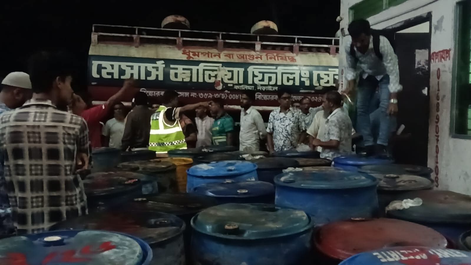 নড়াইলে ৭ হাজার ৭৫০ লিটার ডিজেল জব্দ, ৫০ হাজার টাকা জরিমানা