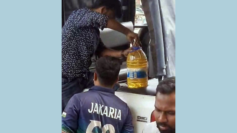 ফিলিং স্টেশনের তেল বোতলে ভর্তি: এসিল্যান্ডের গাড়ির ভিডিও ভাইরাল