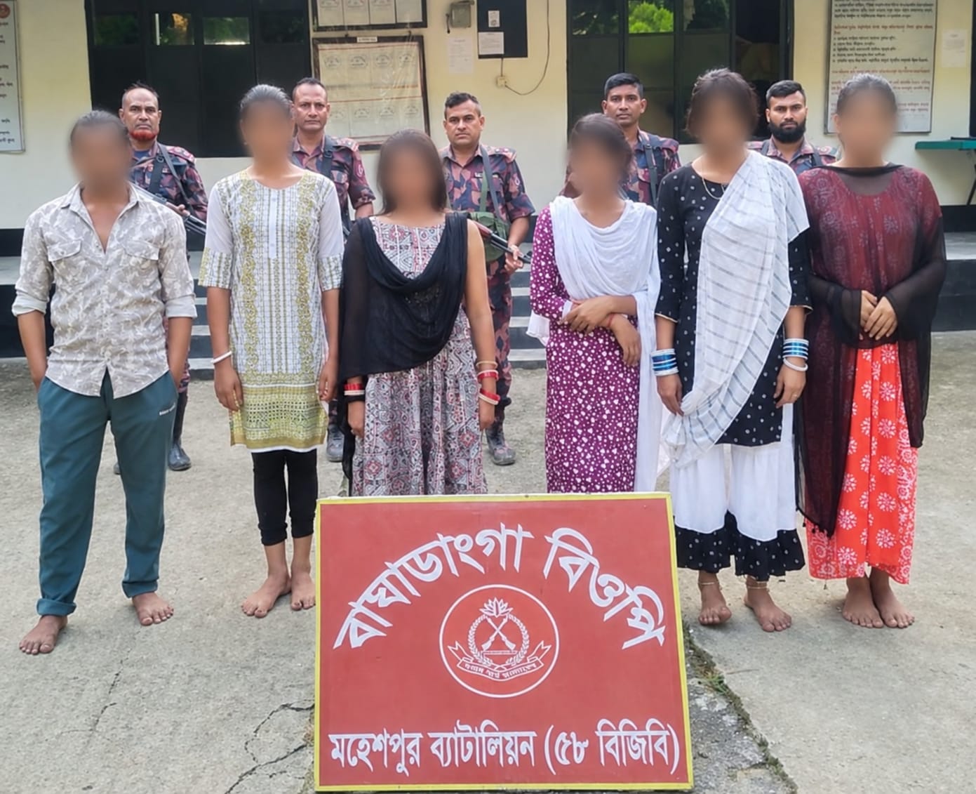 মহেশপুর সীমান্তে বিজিবির অভিযানে মদ-ভায়াগ্রা ও কীটনাশক জব্দ, তৃতীয় লিঙ্গের ৬ জন আটক