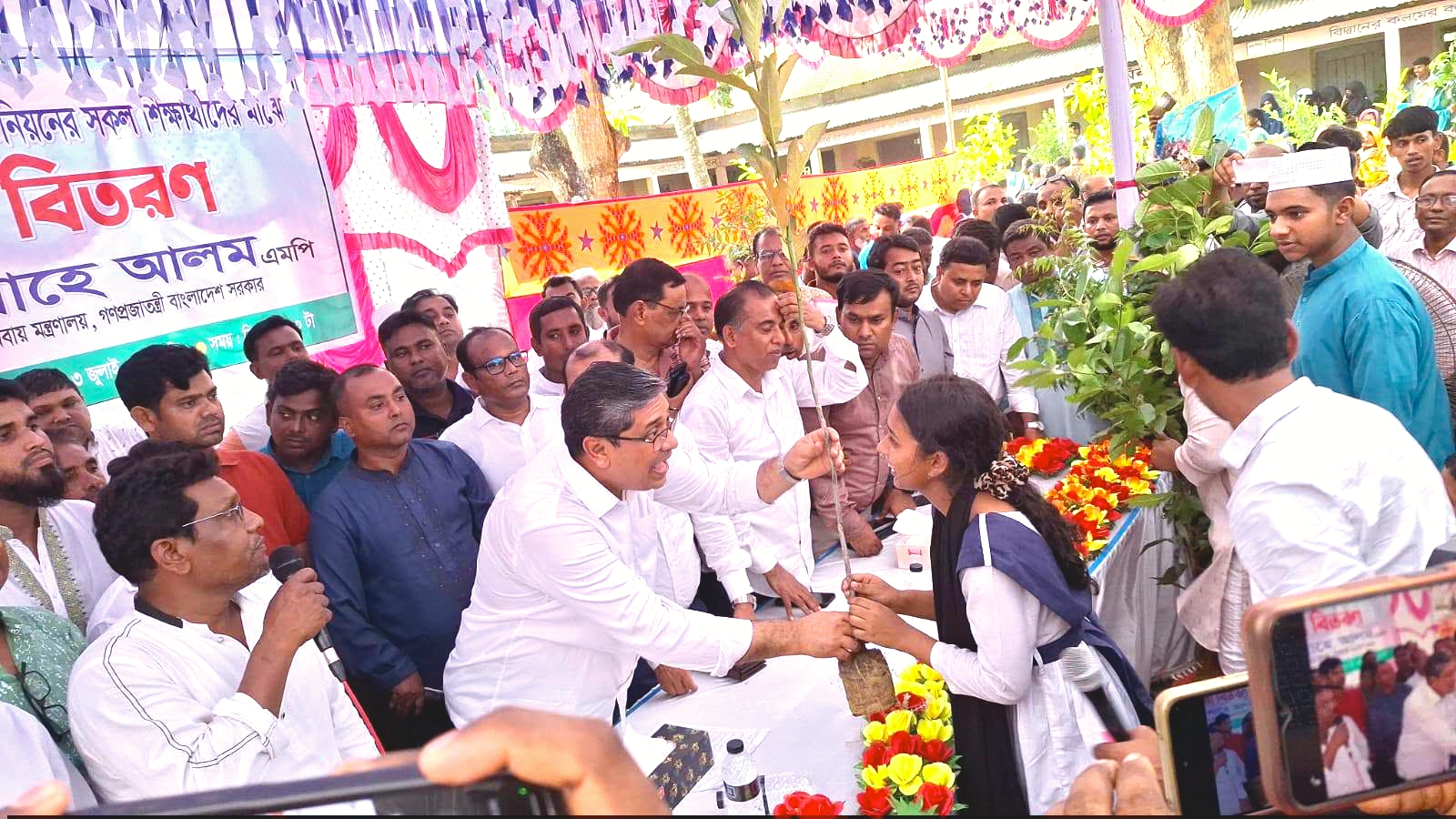 বৃক্ষরোপণে নতুন প্রজন্মকে উদ্বুদ্ধ করলেন প্রতিমন্ত্রী