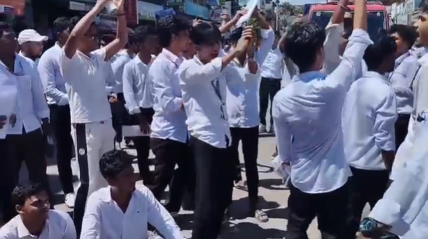 শিক্ষামন্ত্রীর পদত্যাগের দাবিতে শ্রীমঙ্গলে শিক্ষার্থীদের বিশাল বিক্ষোভ ও সমাবেশ
