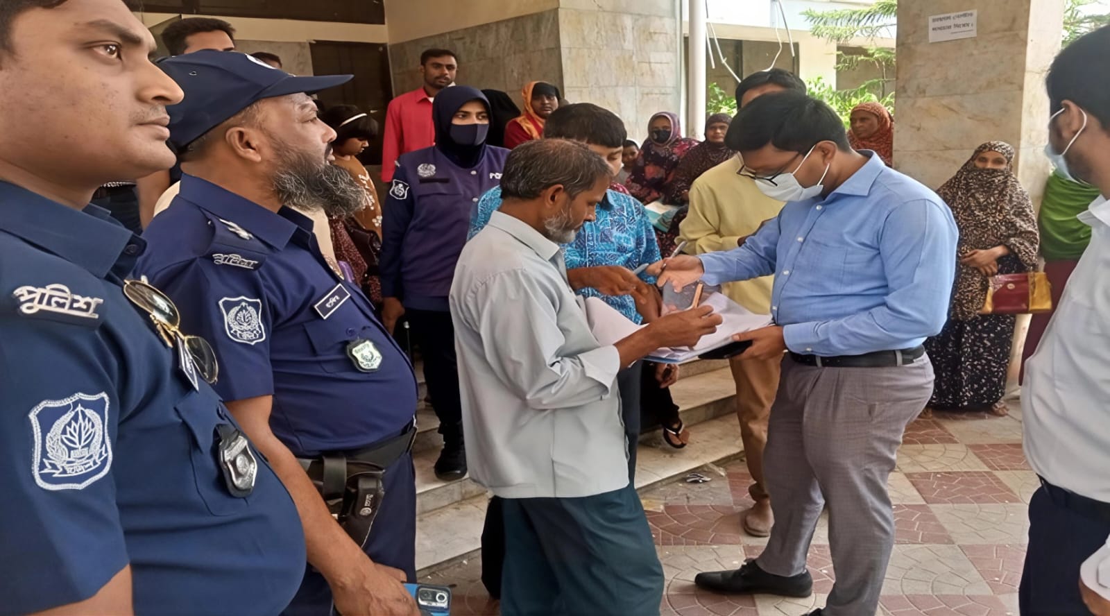 যশোর জেনারেল হাসপাতালে দালাল প্রতিরোধে ভ্রাম্যমাণ আদালতের অভিযান