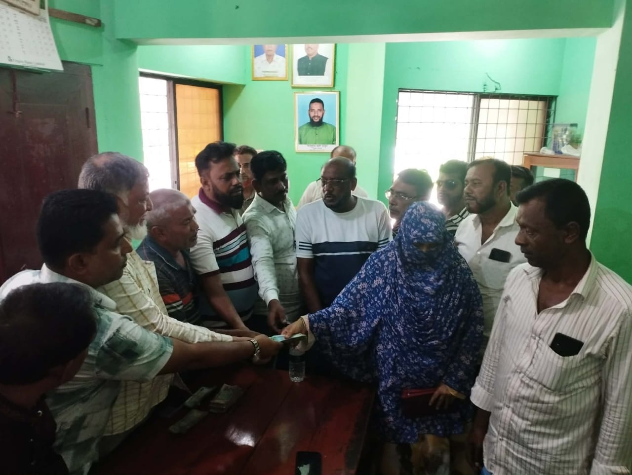 নড়াইলে মৃত শ্রমিকদের পরিবারের মাঝে আর্থিক অনুদান বিতরণ