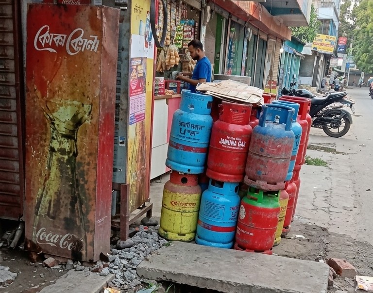 পাংশায় মুদি-ক্রোকারিজ দোকানে LPG সিলিন্ডারের অবাধ বিক্রি