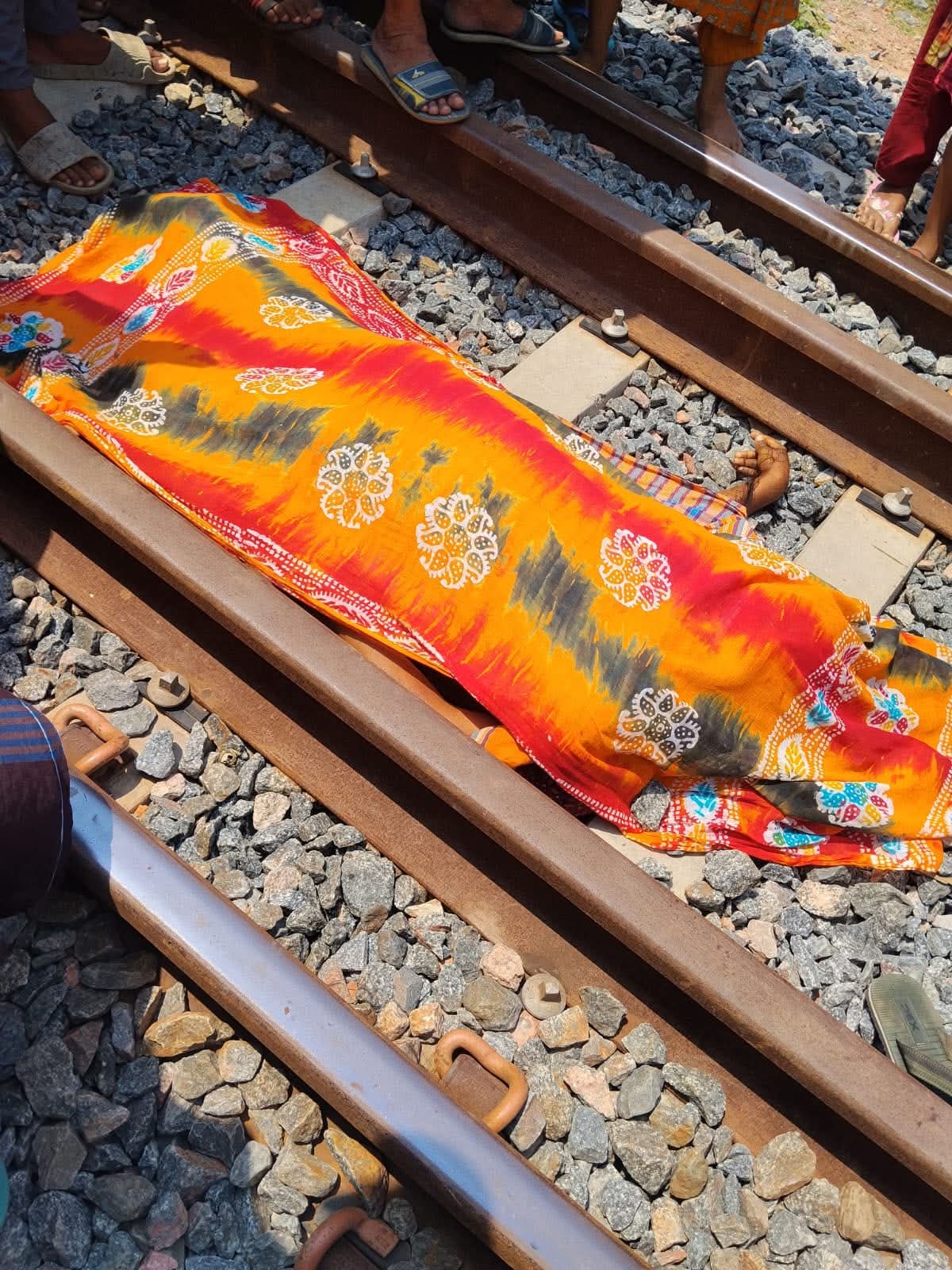 নড়াইলে ট্রেনে কাটা পড়ে মা ও শিশু সন্তান নিহত হওয়ায় শোখের ছায়া