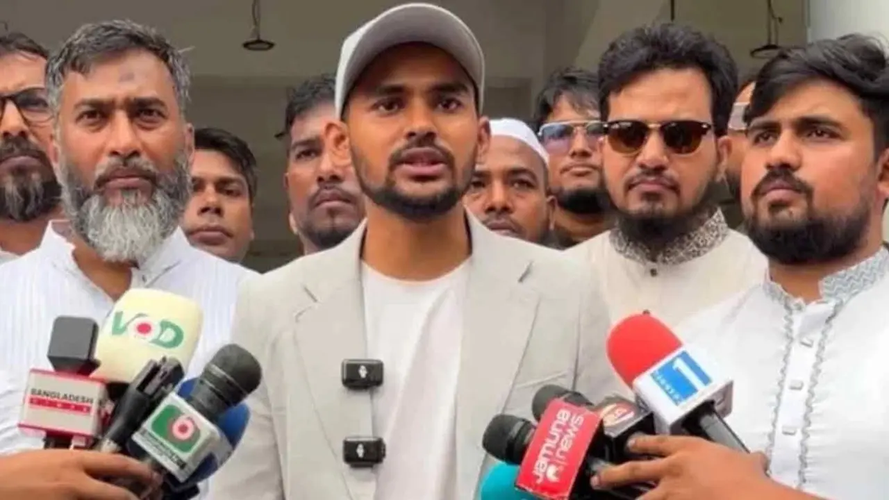 বিএনপির সিন্ডিকেট আবারও সক্রিয়, ওমরা থেকে ফিরে আসিফ মাহমুদ