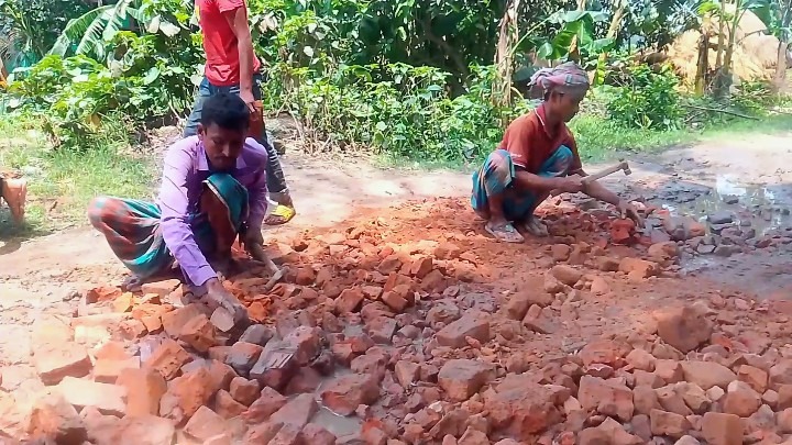 স্ব-উদ্যোগে ভাঙা সড়ক সংস্কার প্রবাসীর,স্বস্তি ফিরেছে ২০ গ্রামের মানুষের মাঝে