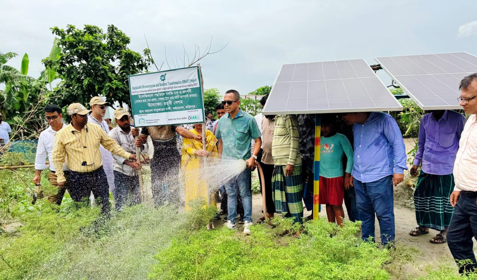 ফরিদপুরে কৃষকদের মাঝে জেলা প্রশাসকের উন্নয়ন ও জনকল্যাণমূলক কর্মসূচি