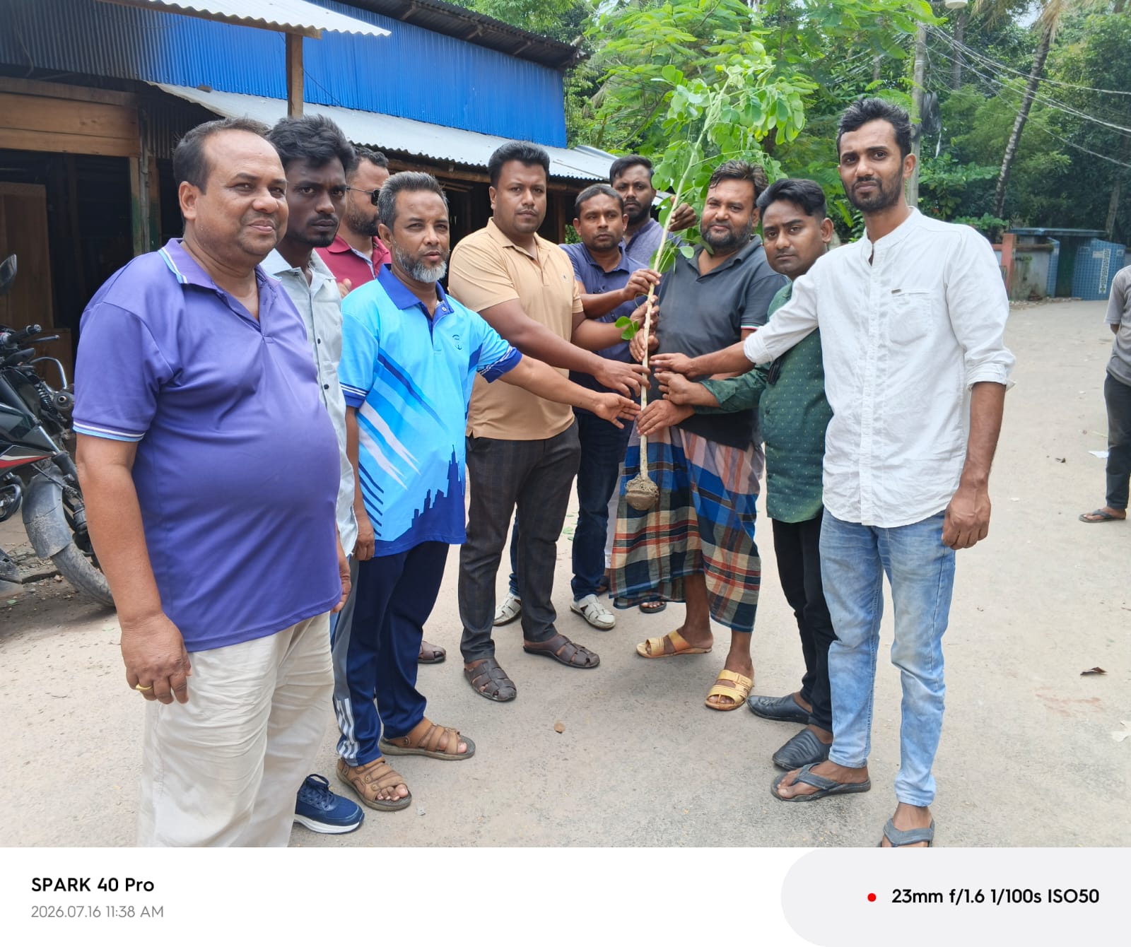 বাগেরহাটে স্বেচ্ছাসেবক দলের উদ্যোগে ষাটগম্বুজ ও খানজাহান আলী মাজার এলাকায় বৃক্ষরোপণ কর্মসূচি