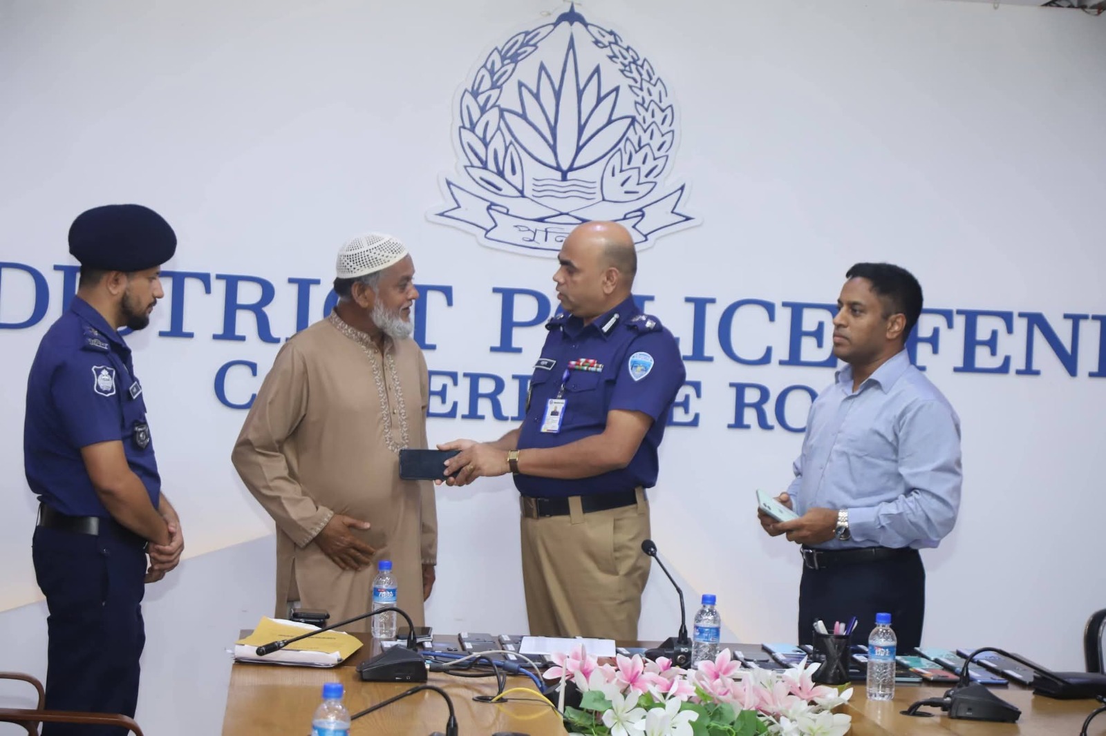 ফেনীতে হারানো ৫০ মোবাইল ফোন উদ্ধার করে  মালিকদের কাছে হস্তান্তর করলো পুলিশ