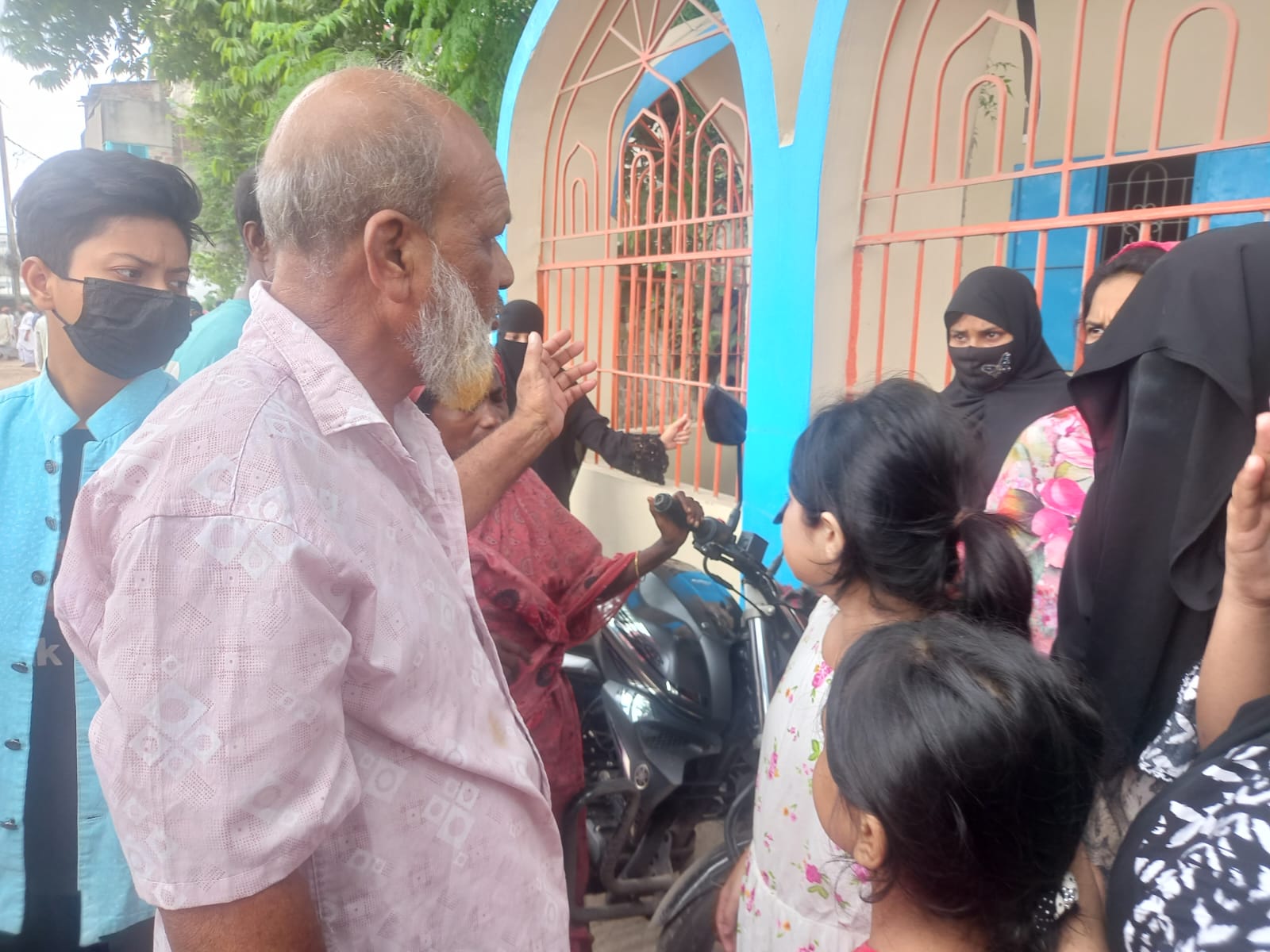 কলকাতার হোটেলে আগুনে নিহত বাবুর দাফন, সন্তানদের ভবিষ্যৎ নিয়ে শঙ্কায় স্ত্রী
