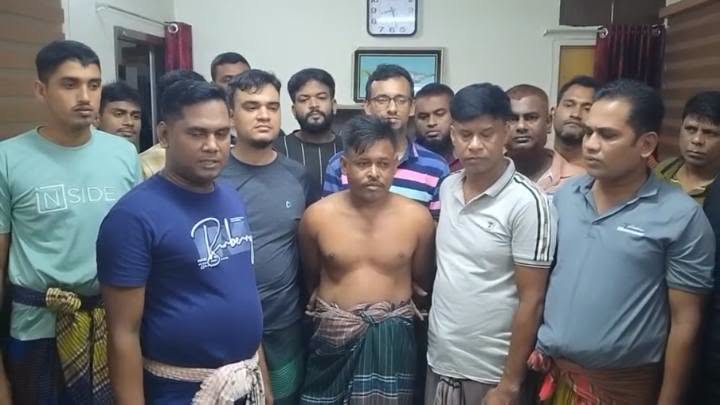 নড়াইলে বিভিন্ন ছদ্মবেশে পুলিশের অভিযান, ডাকাত সর্দার গ্রেফতার