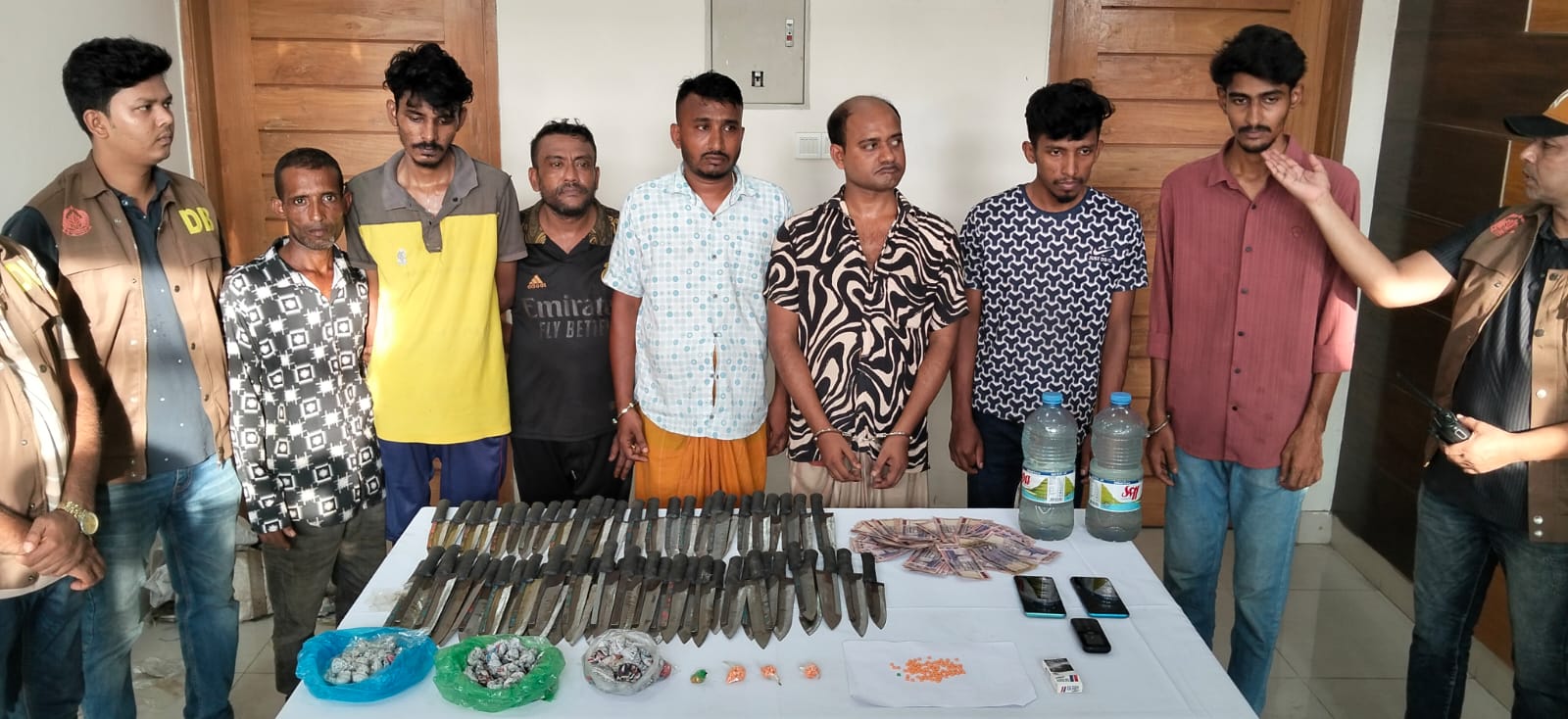বাগেরহাটে যৌথ অভিযানে ইয়াবা-গাঁজা-চোলাই মদ, ছুরি ও জাল টাকাসহ গ্রেপ্তার ১১