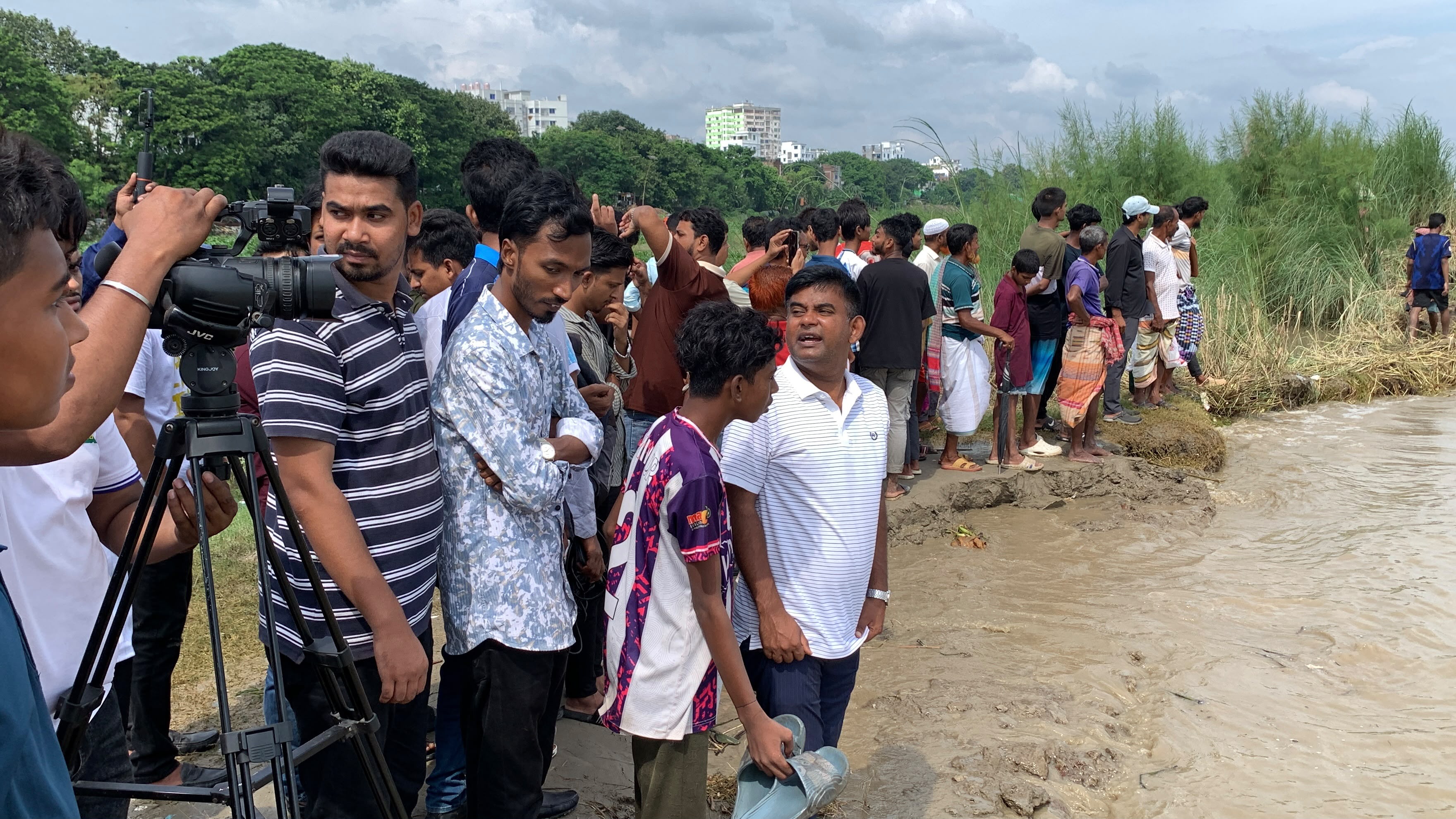 রাজশাহীতে পদ্মায় নৌকাডুবি: বাবা-ছেলে নিখোঁজ