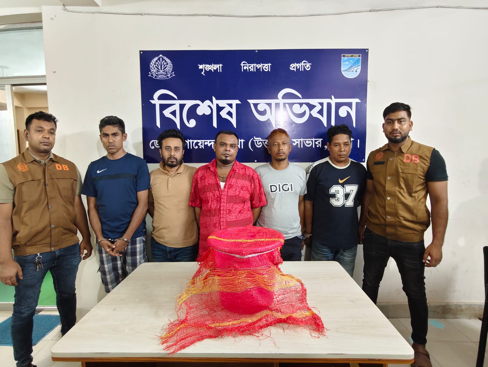 সাভারে নিষিদ্ধ বন্যপ্রাণী তক্ষকসহ ৫ ব্যবসায়ী গ্রেপ্তার