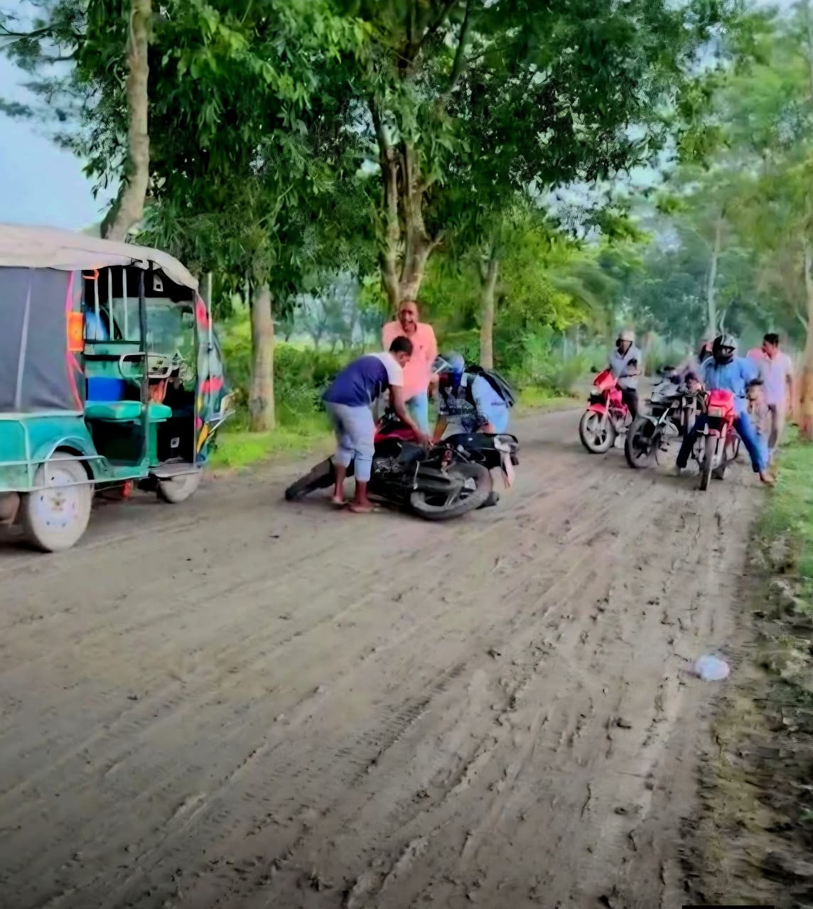 কোলা পিচ রোডে কাদার মরণফাঁদ: আহত অর্ধশতাধিক, স্বেচ্ছাশ্রমে সড়ক পরিষ্কার করলেন এমপিপুত্র ও বিএনপি নেতাকর্মীরা
