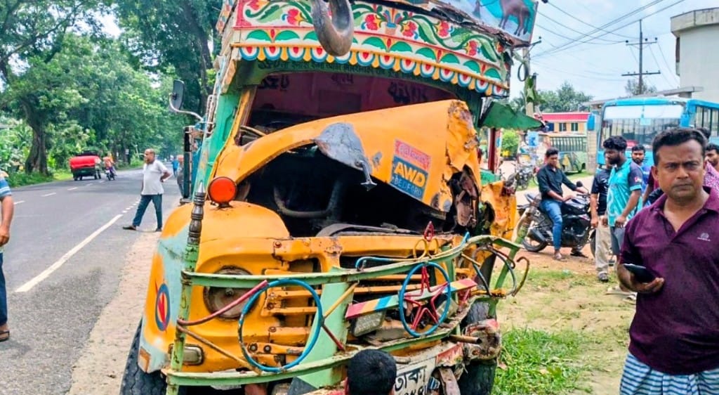 মানিকগঞ্জে মহাসড়কে ট্রাকের চাকা ফেটে নিয়ন্ত্রণ হারিয়ে ৫ জন গুরুতর আহত